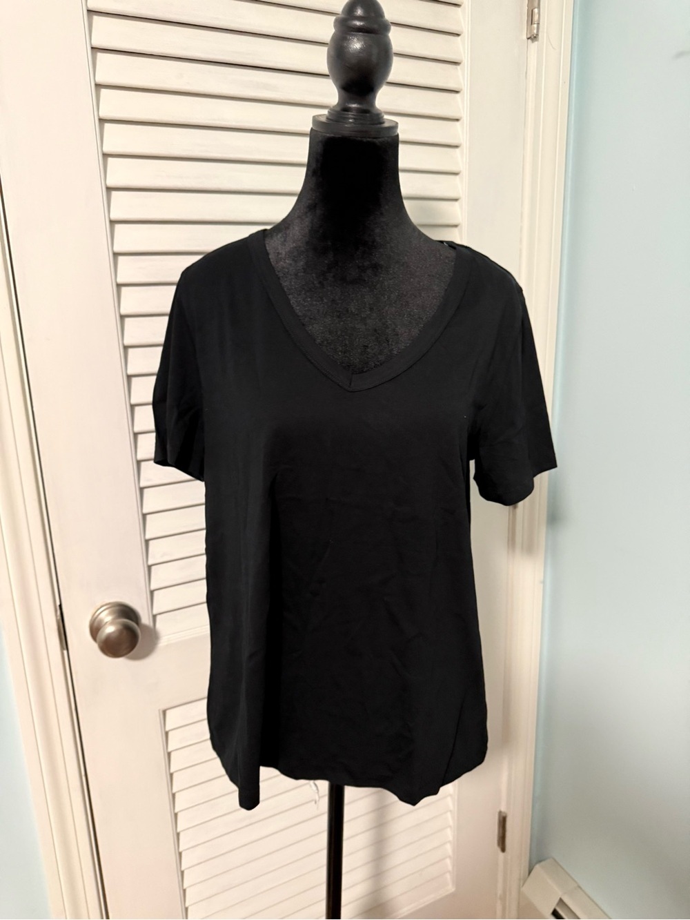 GAP Black V-Neck Short Sleeve Tee 💯 cotton NWT. Women’s size medium.
